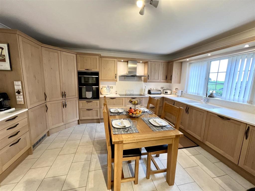 KITCHEN/BREAKFAST ROOM