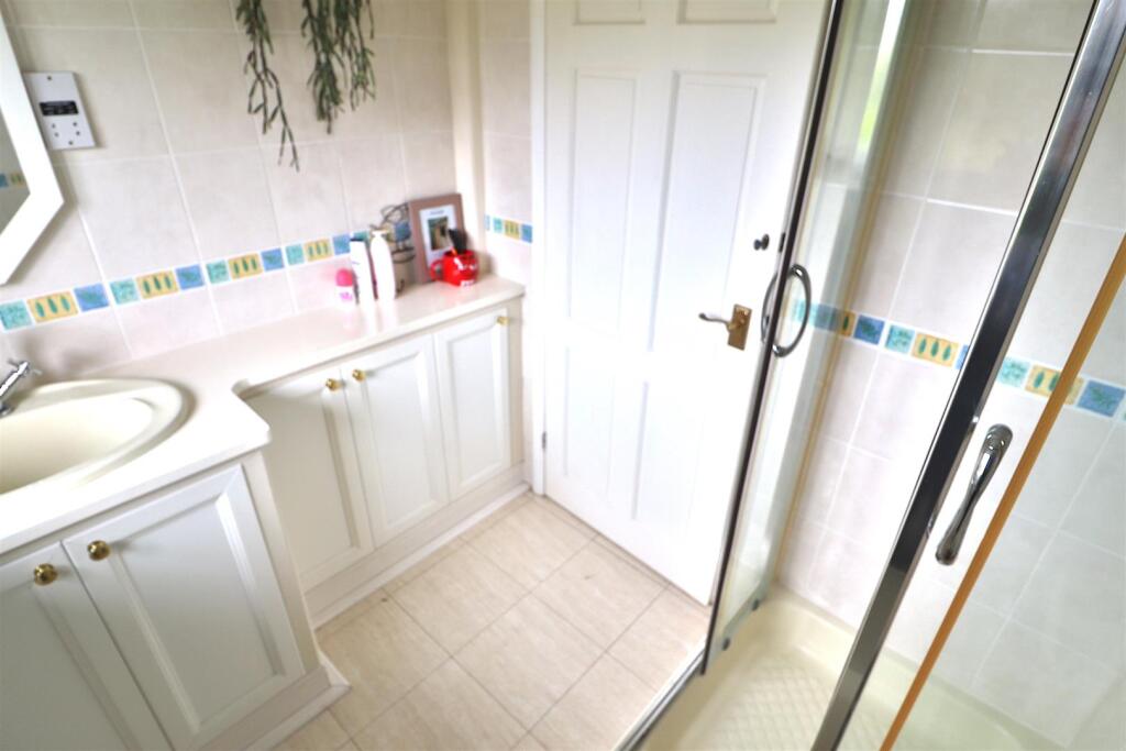 GUEST SHOWER ROOM/W.C