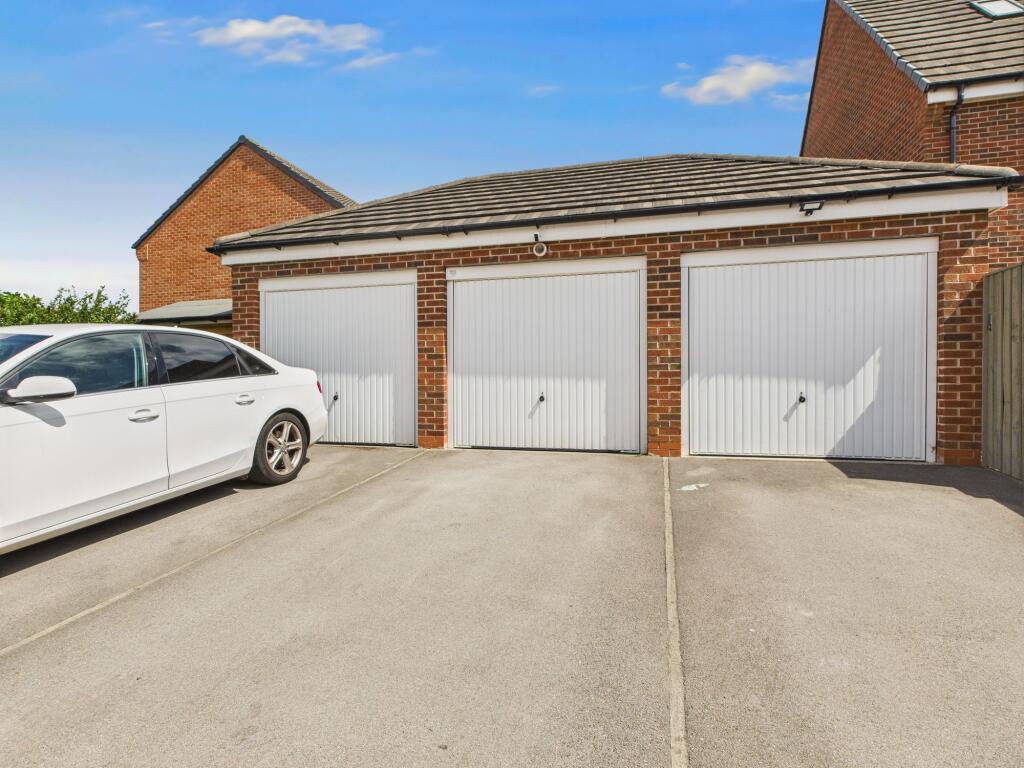 Garage and Parking Space (Middle One)