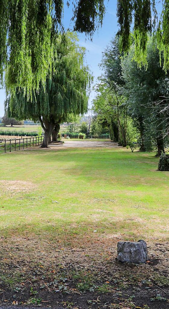 Chalmore Gardens, Wallingford - River frontage/ mooring. Walk to the market town shops, amenities, pubs, restaurants