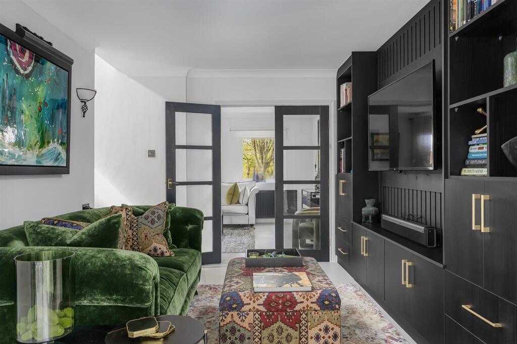 Mayfields, 1 Manor Close