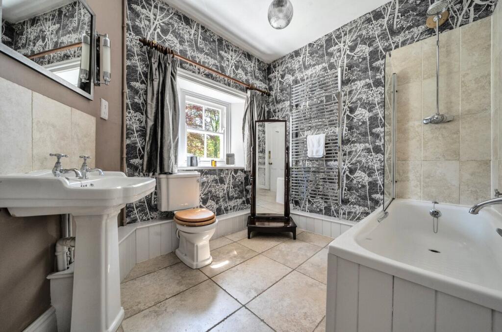 En-Suite Bathroom