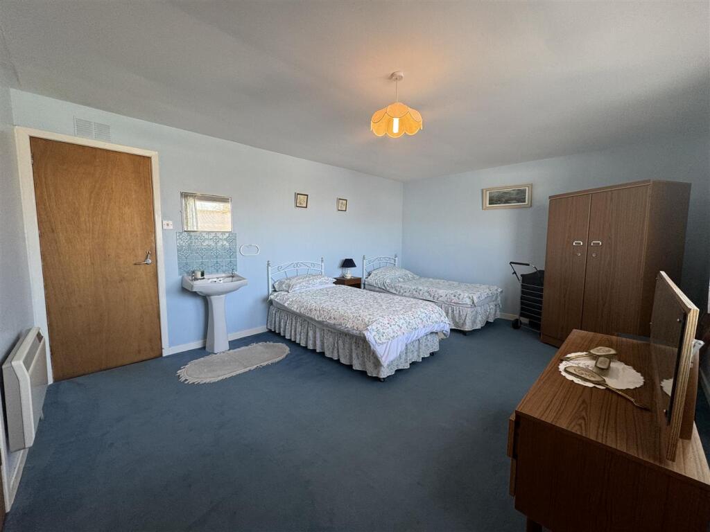 BEDROOM 1.JPG