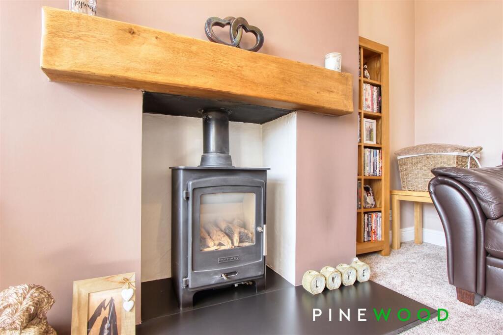 LOUNGE - FIREPLACE
