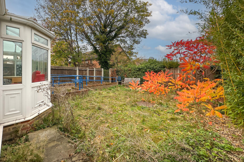4 &amp; 6 Rosswood Gardens, Wallington SM6 8QZ