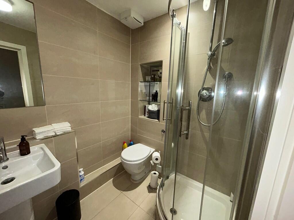 15TheRadiusEnSuit...