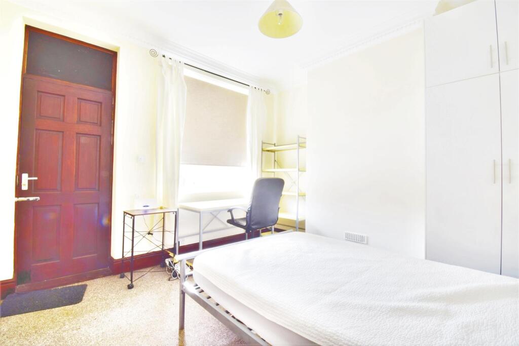 Bedroom_4.jpg