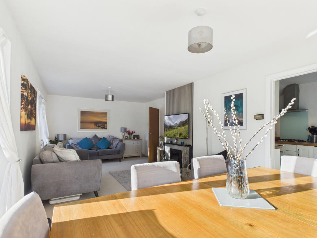 CAM02909G0-PR0508-STILL008