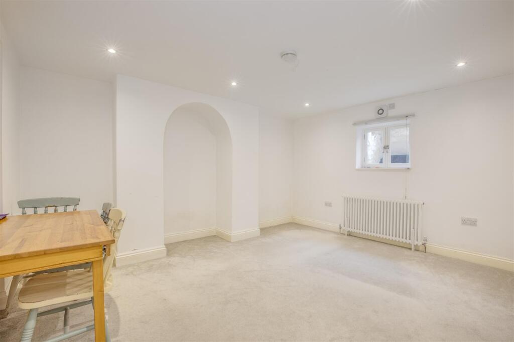 Flat 1, 27 High Street, HP11 2AG-3.jpg