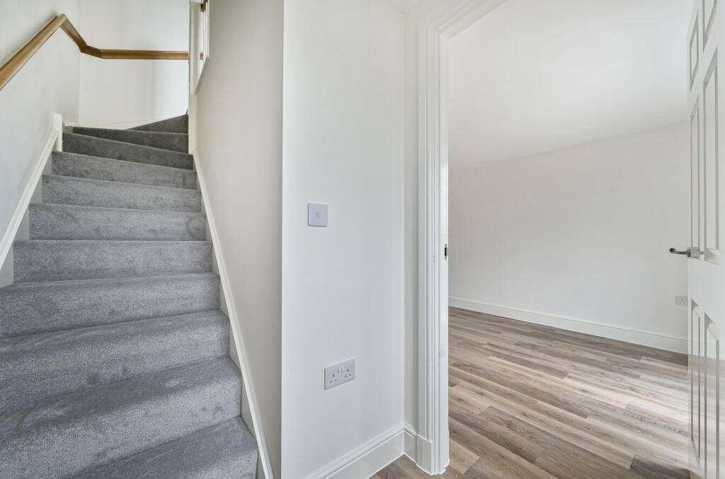 1389193-12-694010...