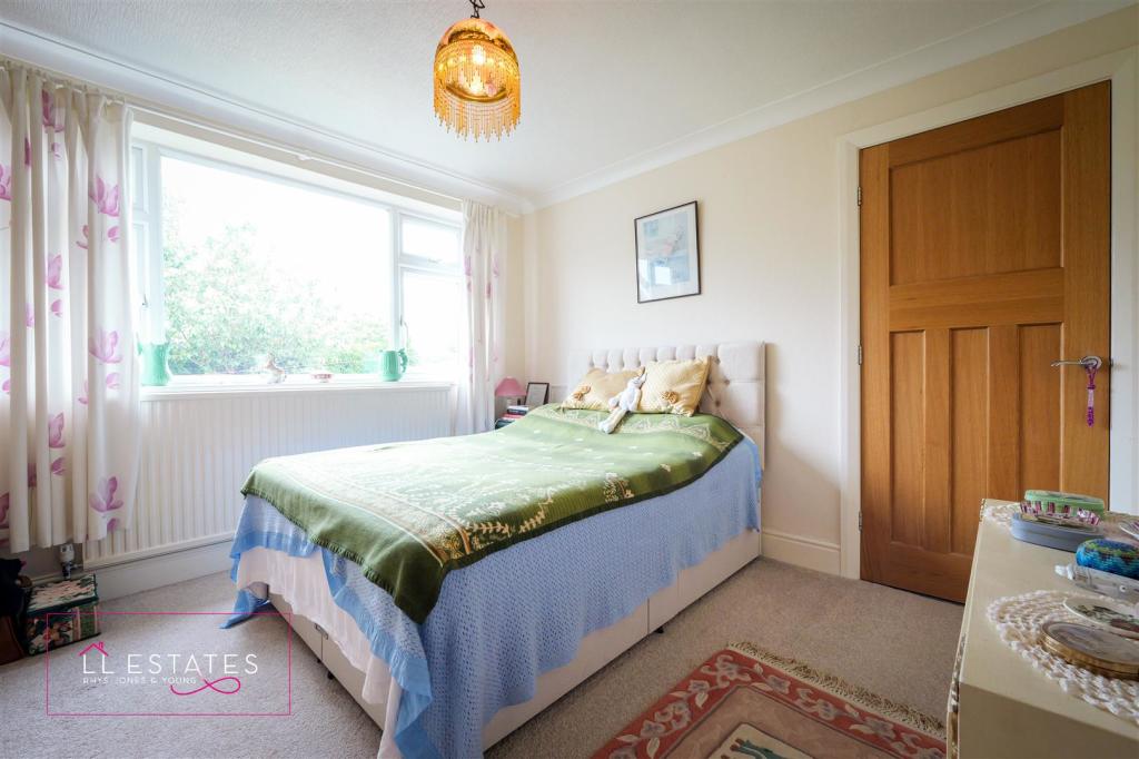 Bedroom 1.jpg
