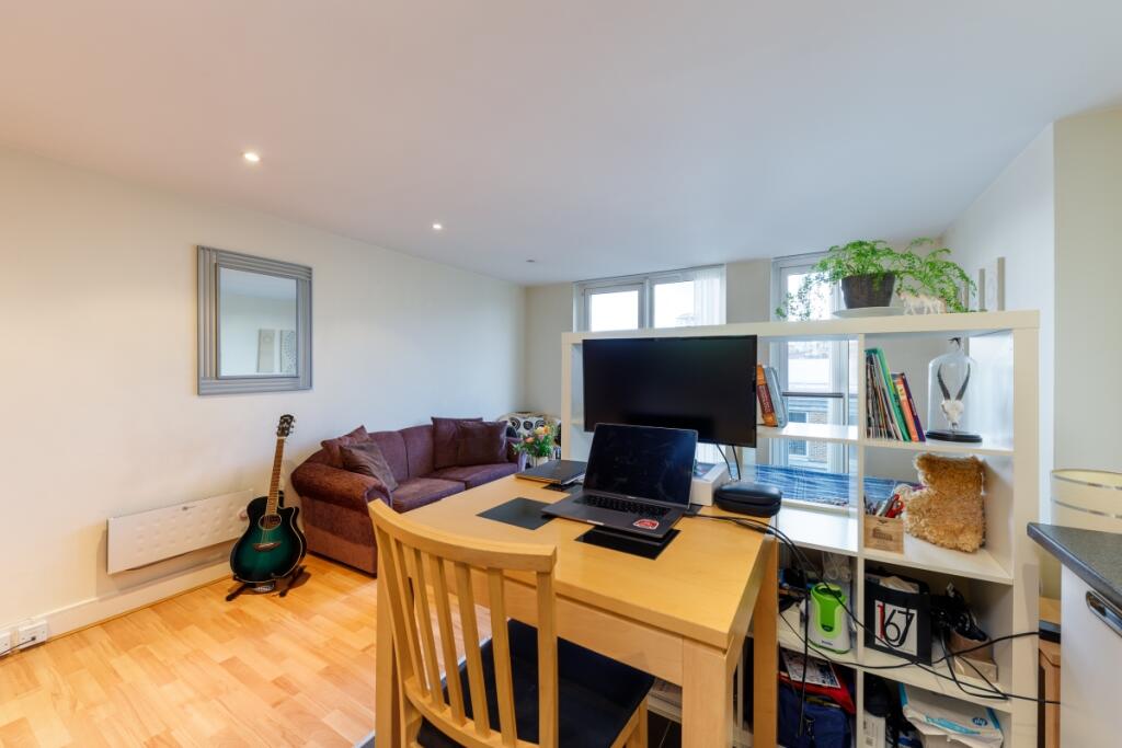 Axis Court F25 (0...