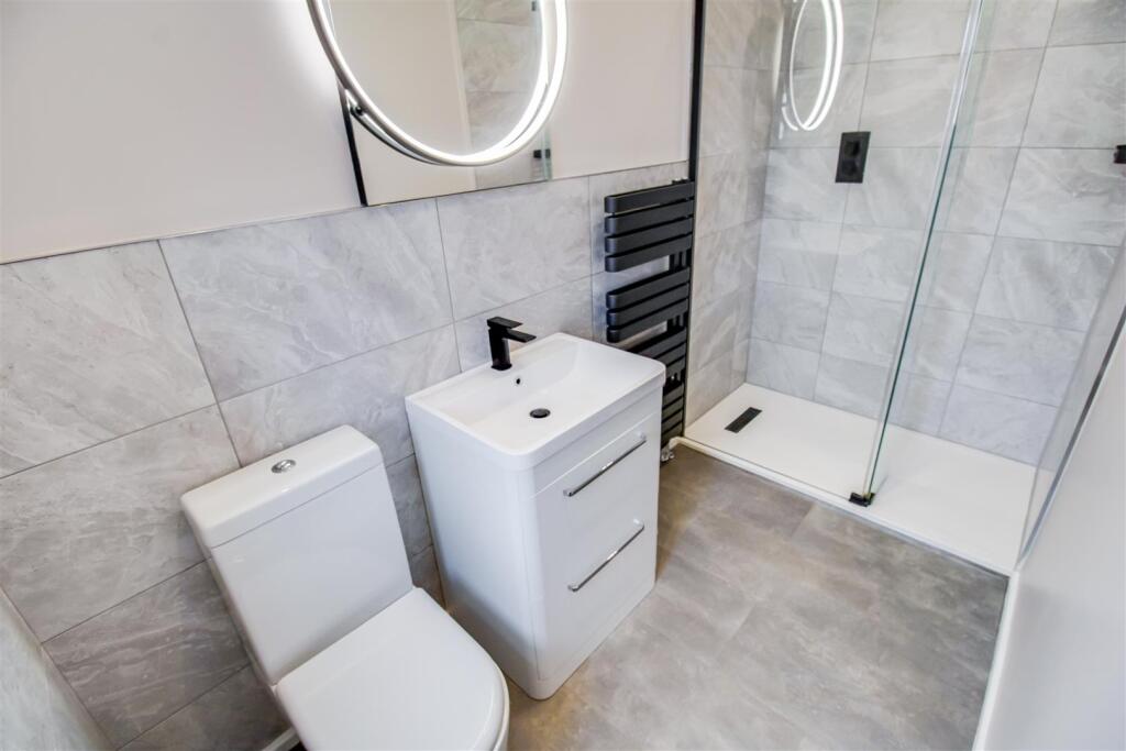 EN SUITE SHOWER ROOM/W.C.