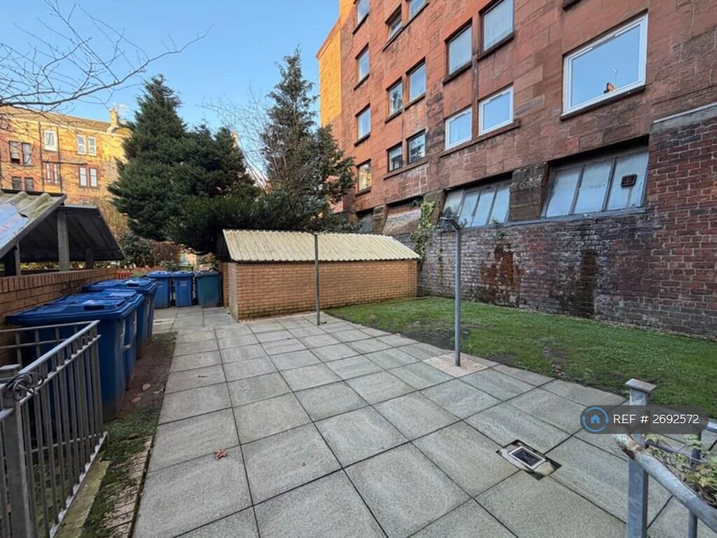 Grass Area Washing Line And Bin Shed