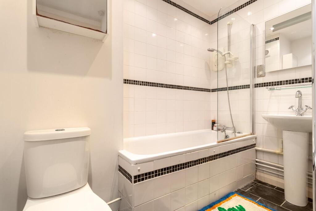 bathroom (2).jpg