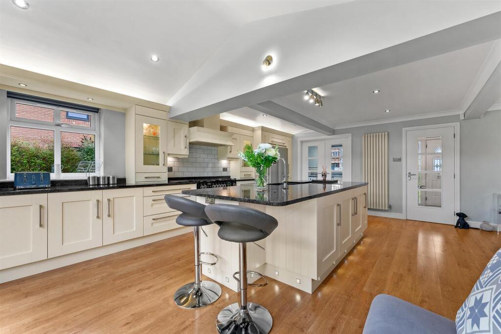 Live in Dining Kitchen