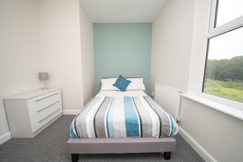 Bright and tidy single bedroom featuring a comf...