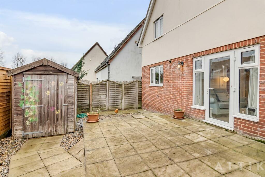 102 Dukes Drive Halesworth IP19 8DR (15).jpg