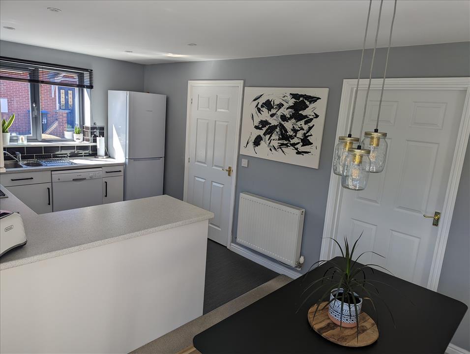 KITCHEN/DINING ROOM