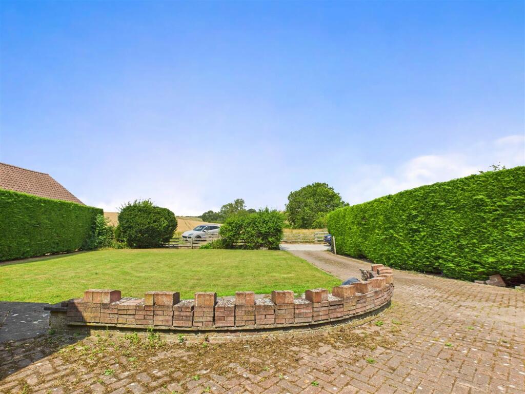 6 WADDALE END