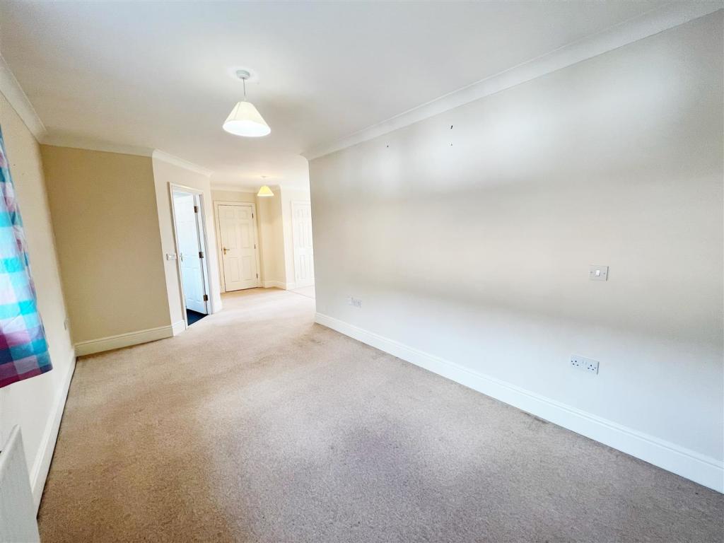 Bedroom 1 pic 4.jpg