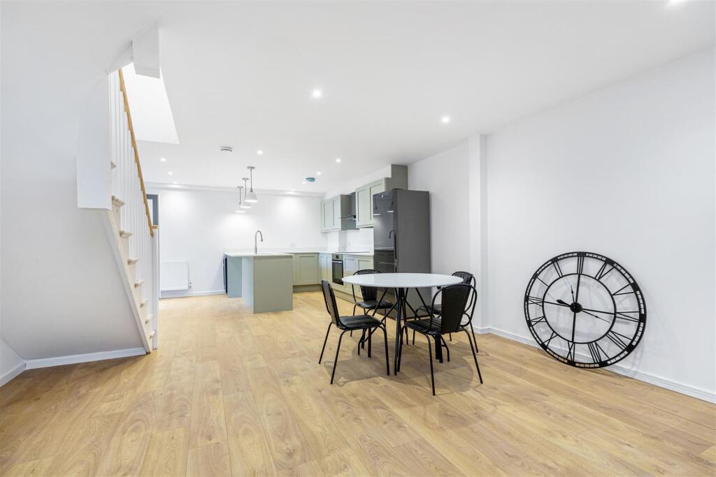 Kitchen &amp; Living