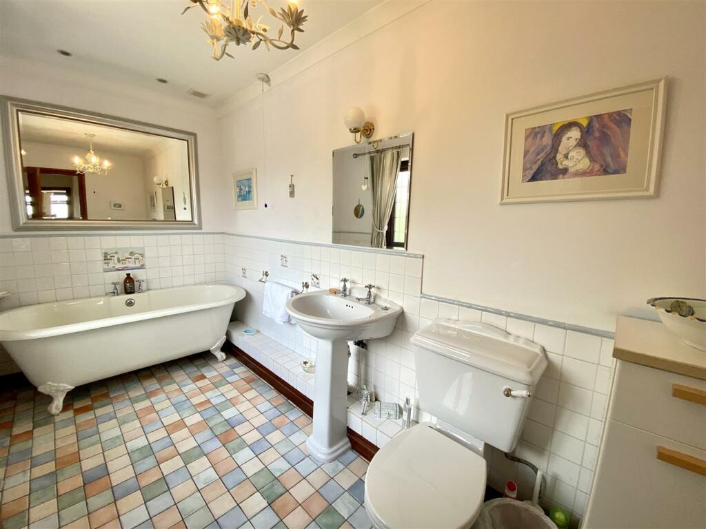 FAMILY BATHROOM