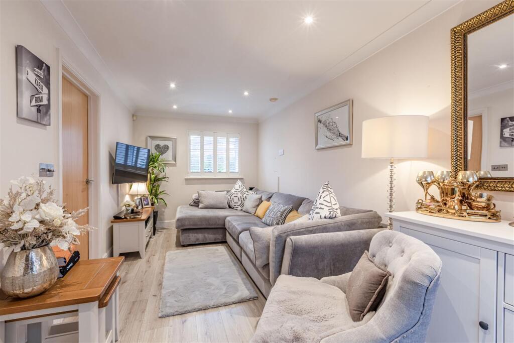 5 Loxley Close, Byfleet, KT14 7GA - 6.jpg