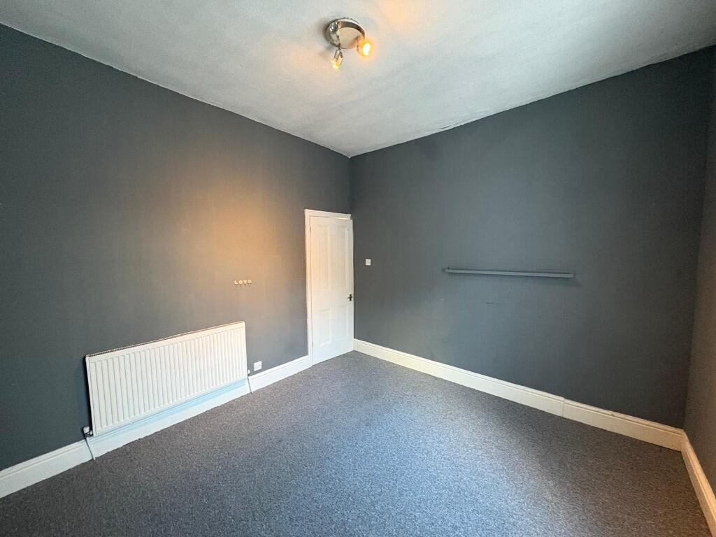 Front bedroom (l)