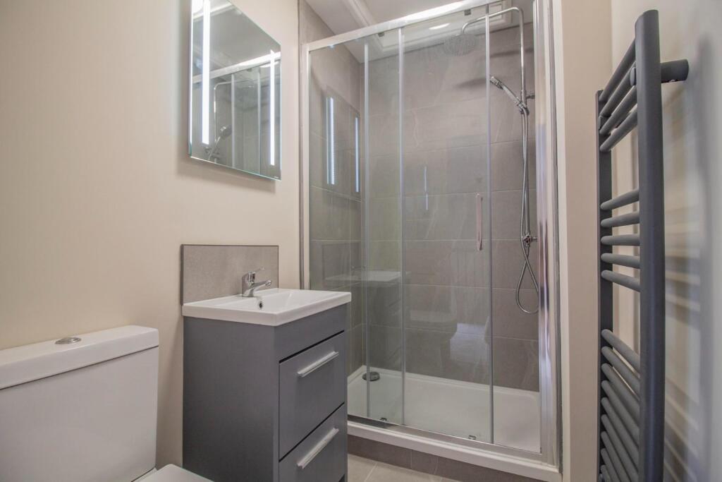 16 Whiting Street [Shower Room 01] WHATLEY LANE.jp