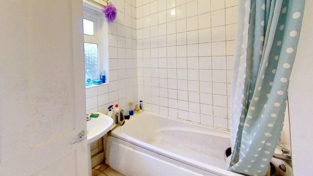 311-Clarendon-Park-Road-Bathroom.jpg