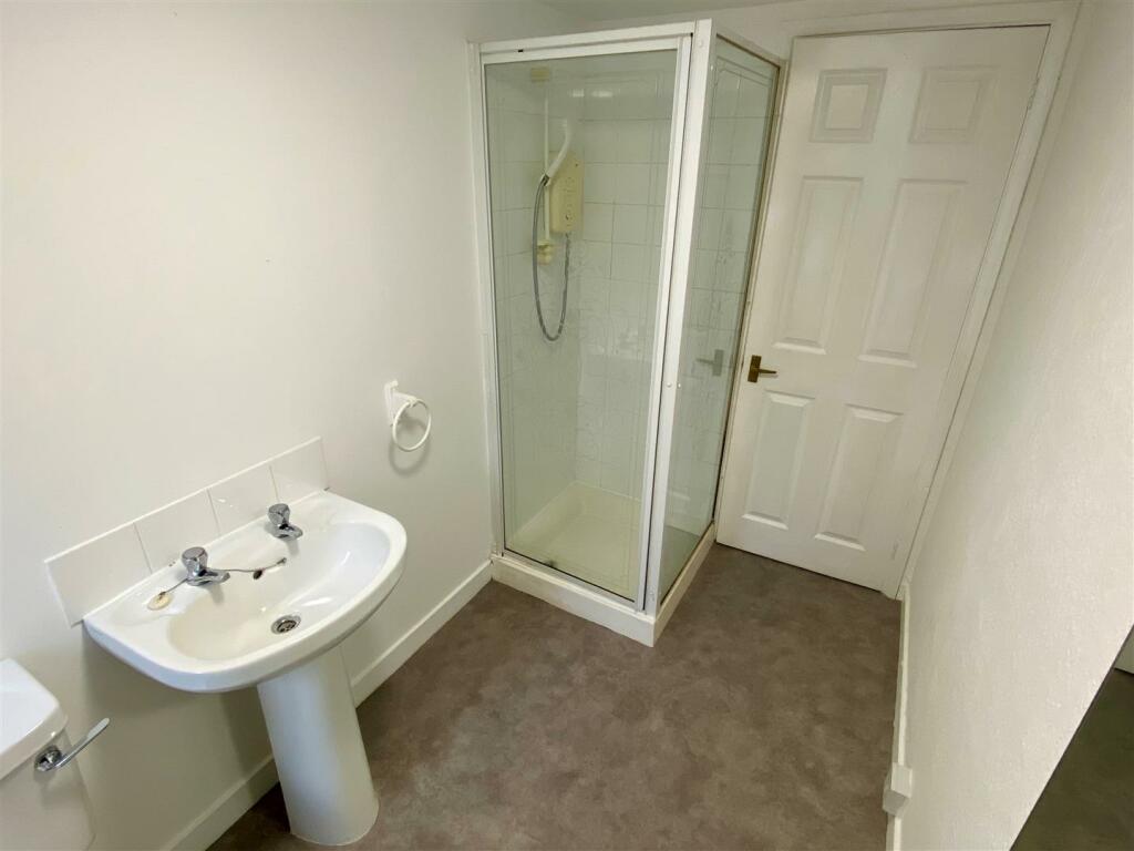 Flat 2, 5 Bank Street Shower Room