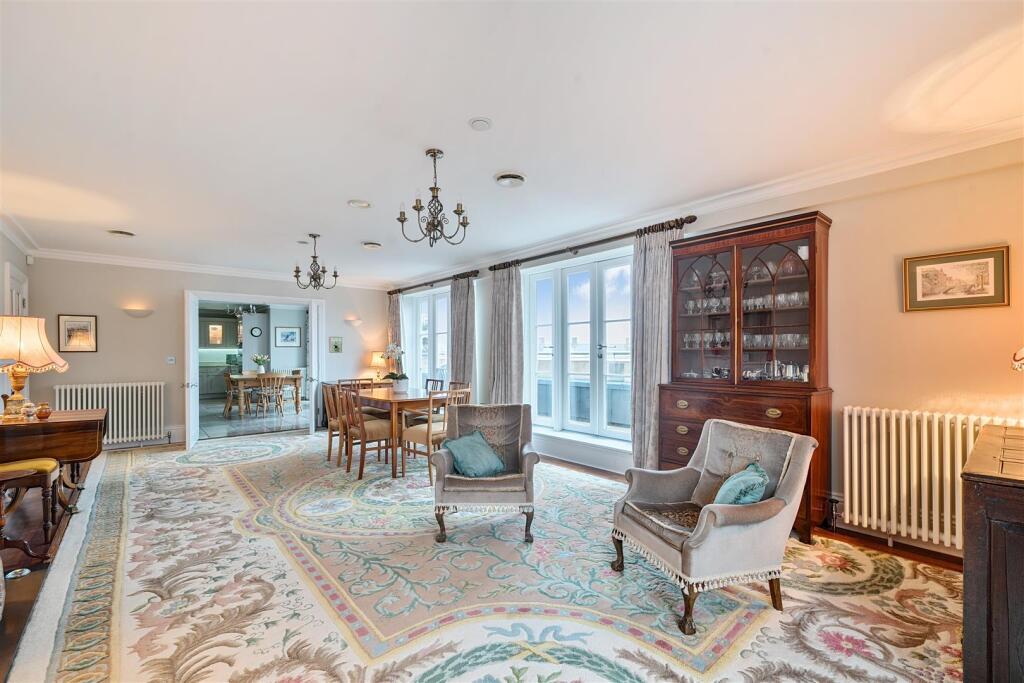 Sitting/dining room