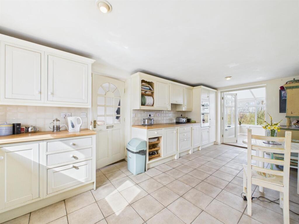 Kitchen (2).jpg