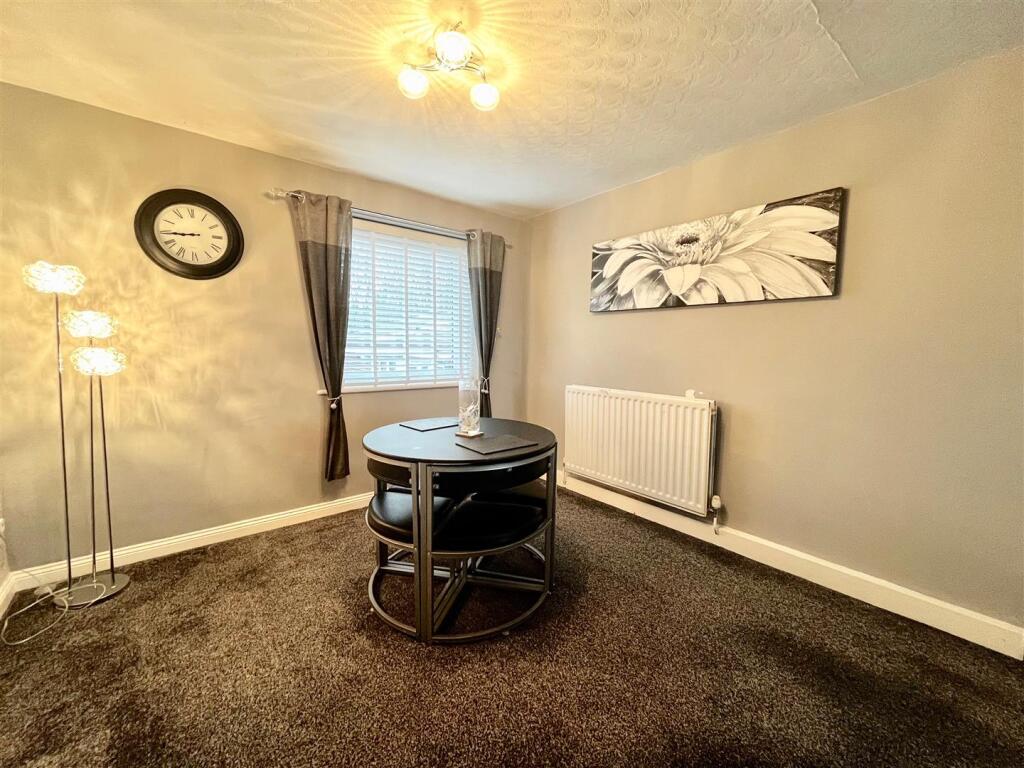 LOUNGE/DINING