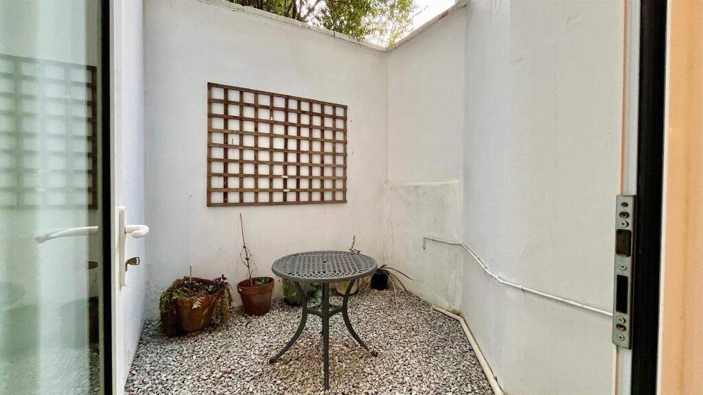 Flat 1 167 CRcourtyard2.jpg