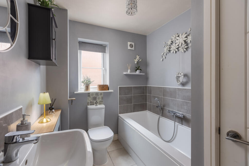 Clover Avenue 30 Bathroom