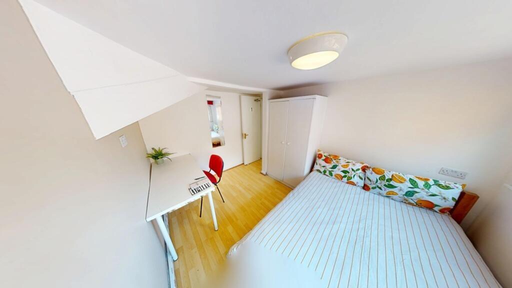 Bright and tidy double bedroom with a comfortab...