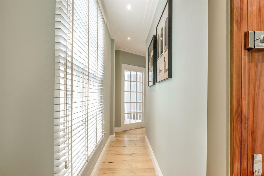 8515327-interior12.jpg