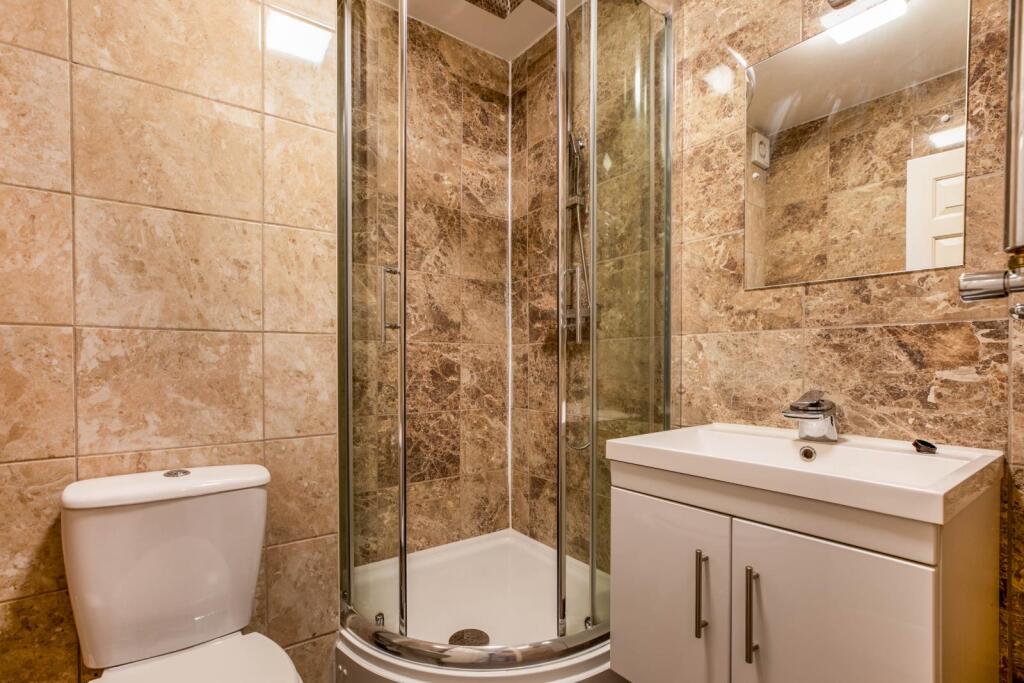 43 Albany bathroom.jpg