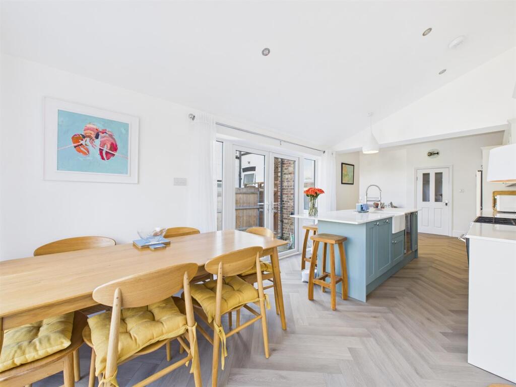 Open plan kitchen/dining/sitting: