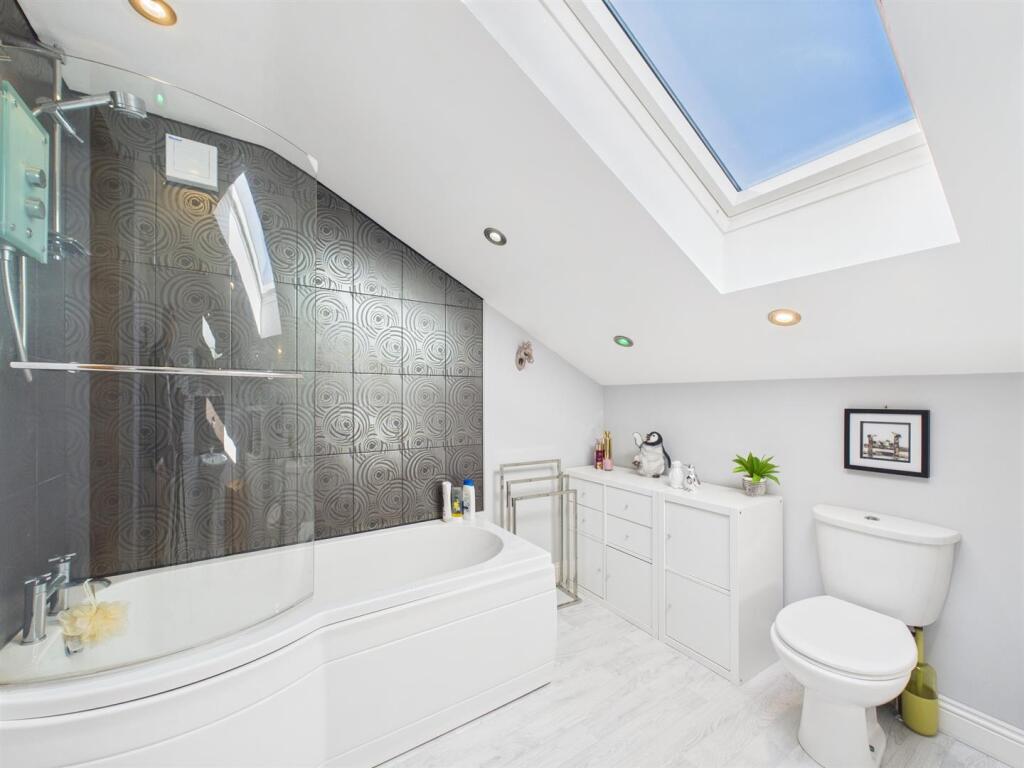 ensuite bed 2.jpg