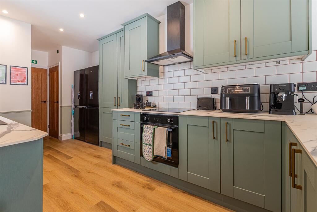 50 Theodora kitchen 3.jpg