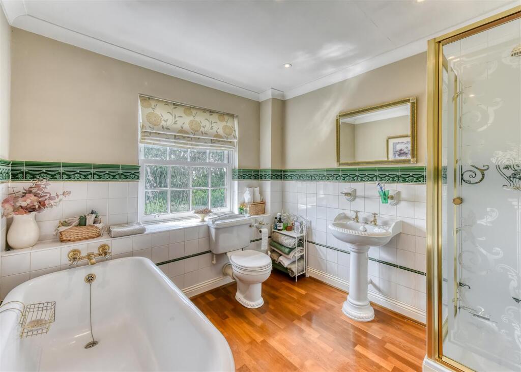 Pine House-bed1 ensuite.jpg