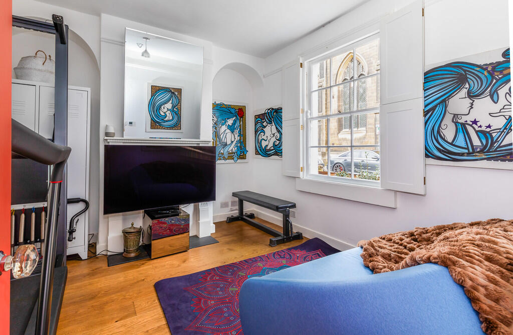 Living Room / Bed...