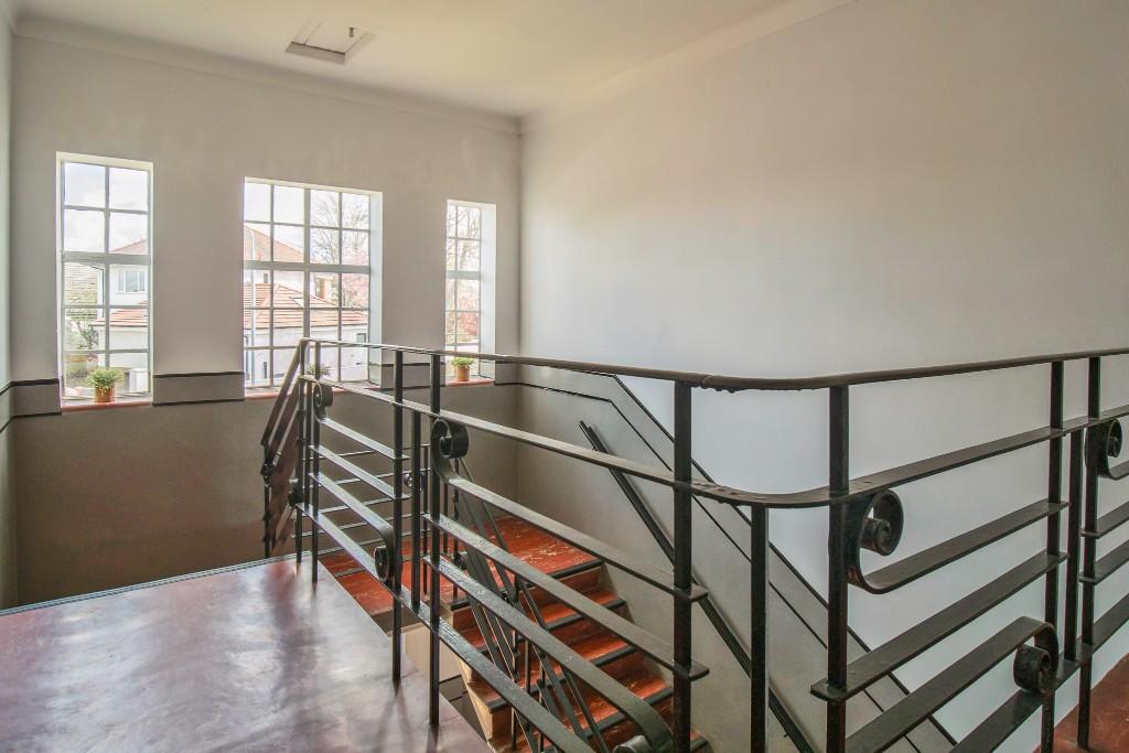 COMMUNAL STAIRS