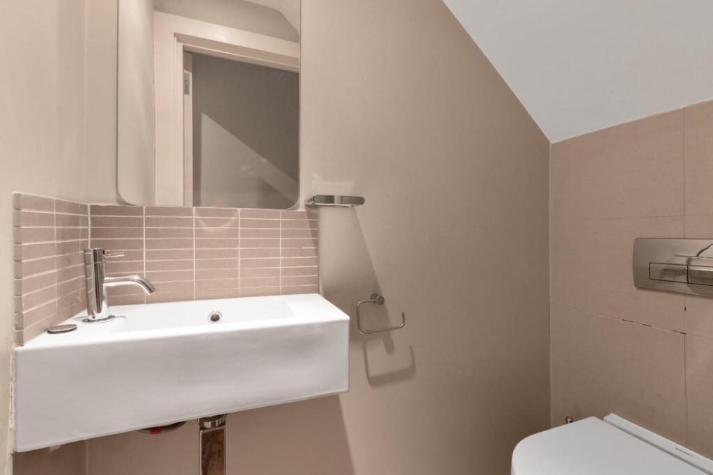 51 St Albans Avenue Ph8.jpg