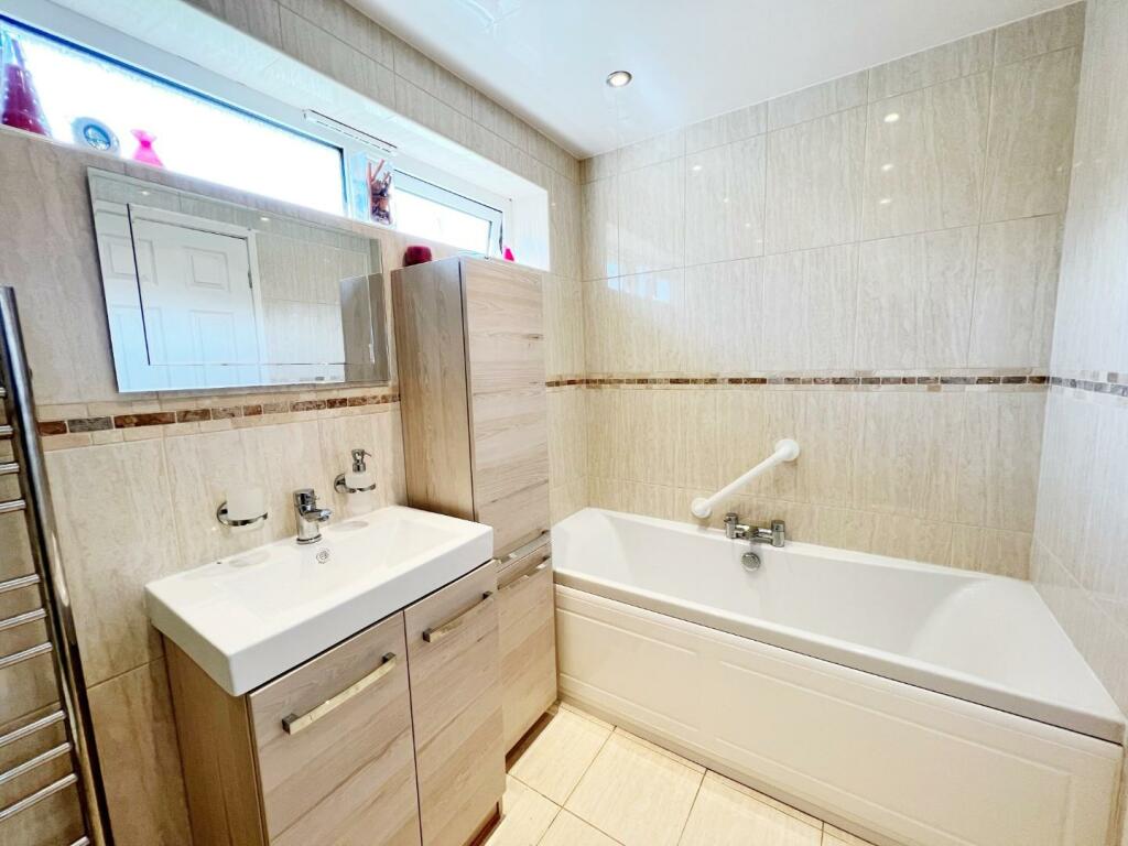 Bathroom pic 2.jpg