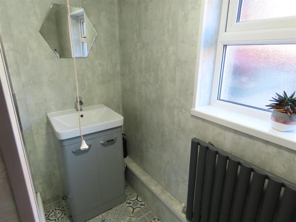 SHOWER ROOM