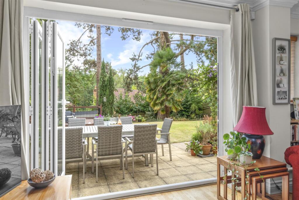 28 De Havilland Drive, HP15 7FP-11.jpg